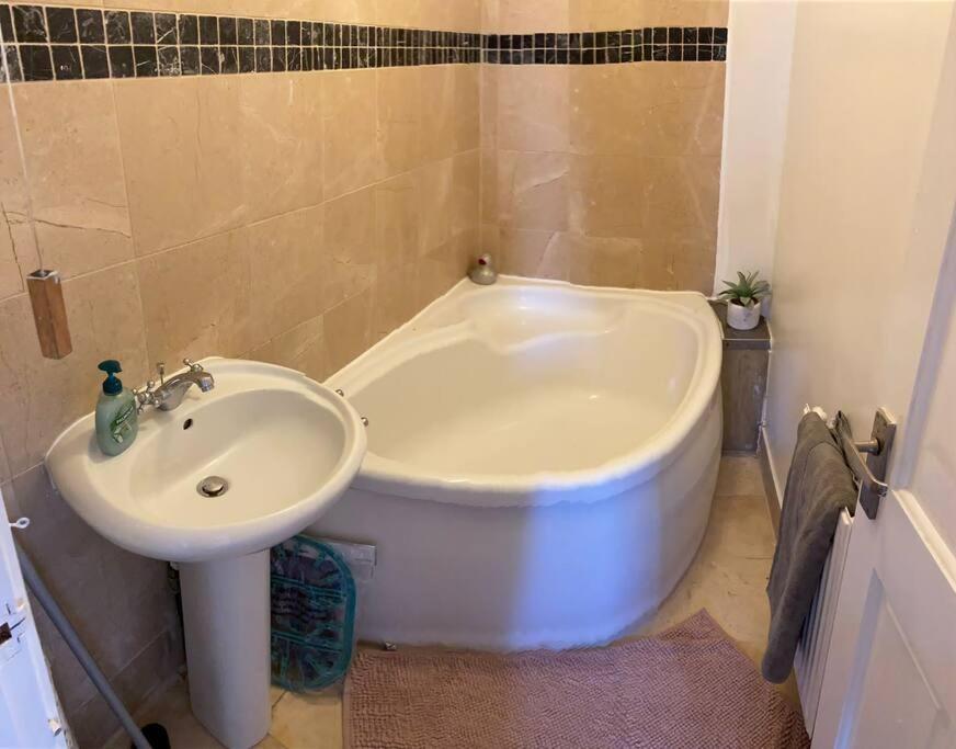 3 Double Bedroomed Flat, Acton. London, Uk 外观 照片